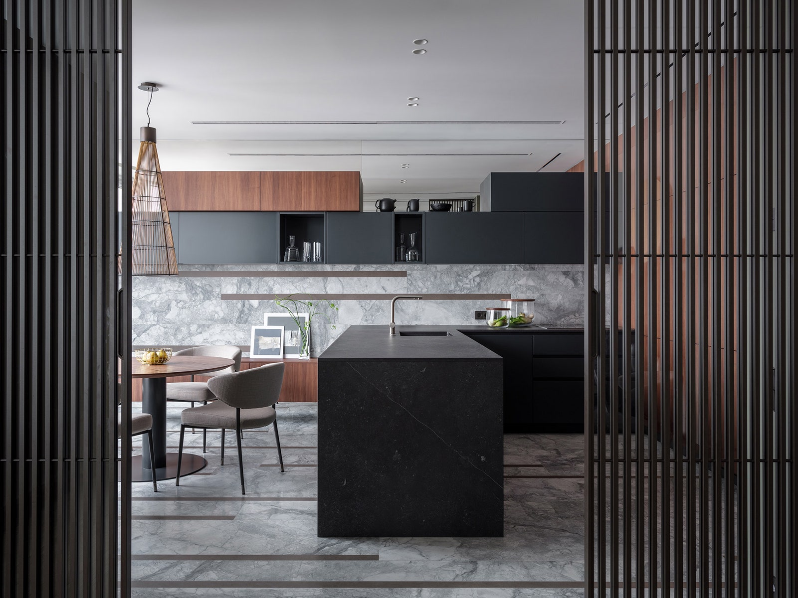 Кухня. Стеклянные чаши на столе и посуда Designboom. Краска Little Greene.