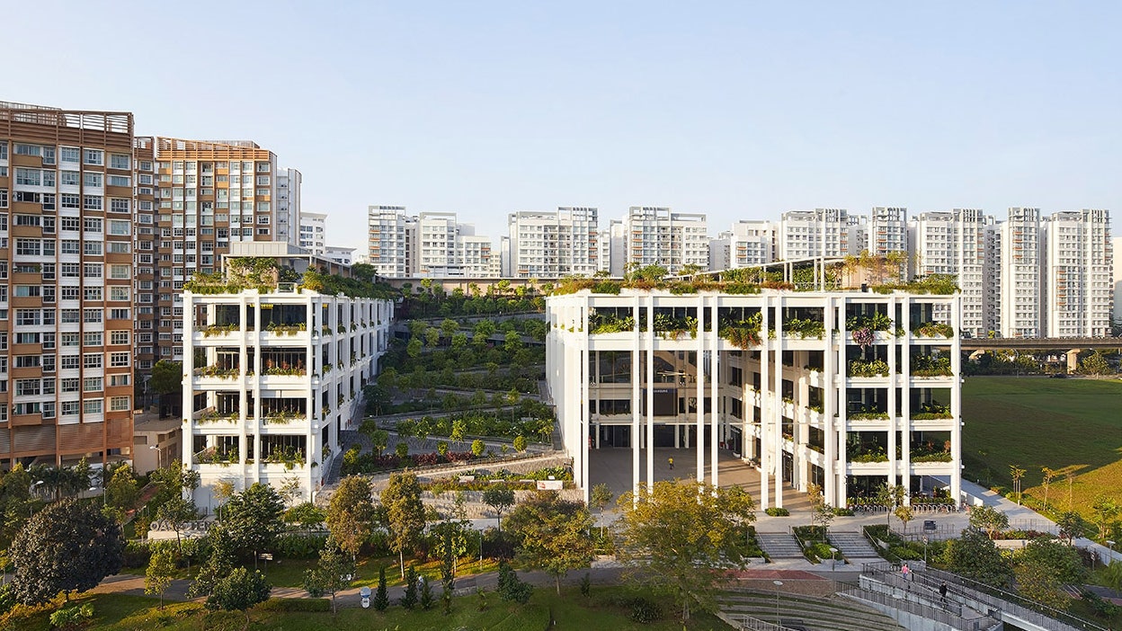 Общественный центр с зелеными террасами в Сингапуре