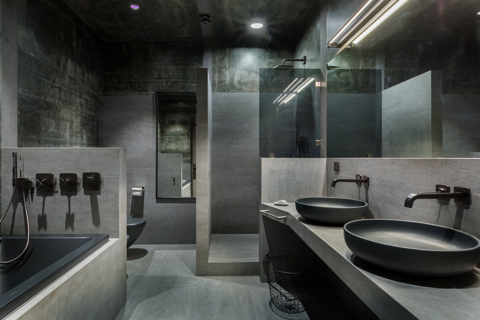 Ванная комната. В этом помещении два типа архскина — с поверхностью имитирующей ржавый металл и бетон тектоничная...