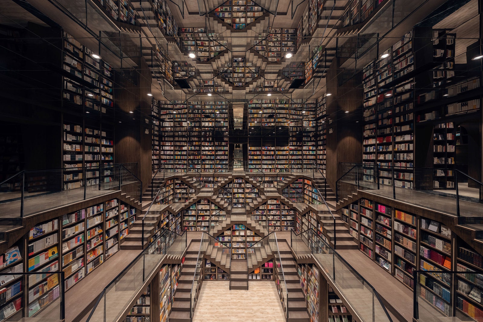 Книжный магазин с оптическими иллюзиями в Китае