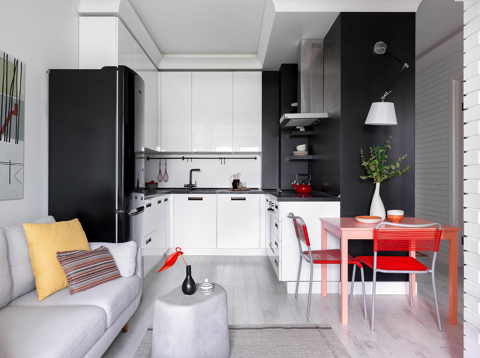 Кухня. Правая стена выкрашена грифельной краской. Кухня “Стильные кухни” обеденный стол IKEA шведские винтажные стулья...