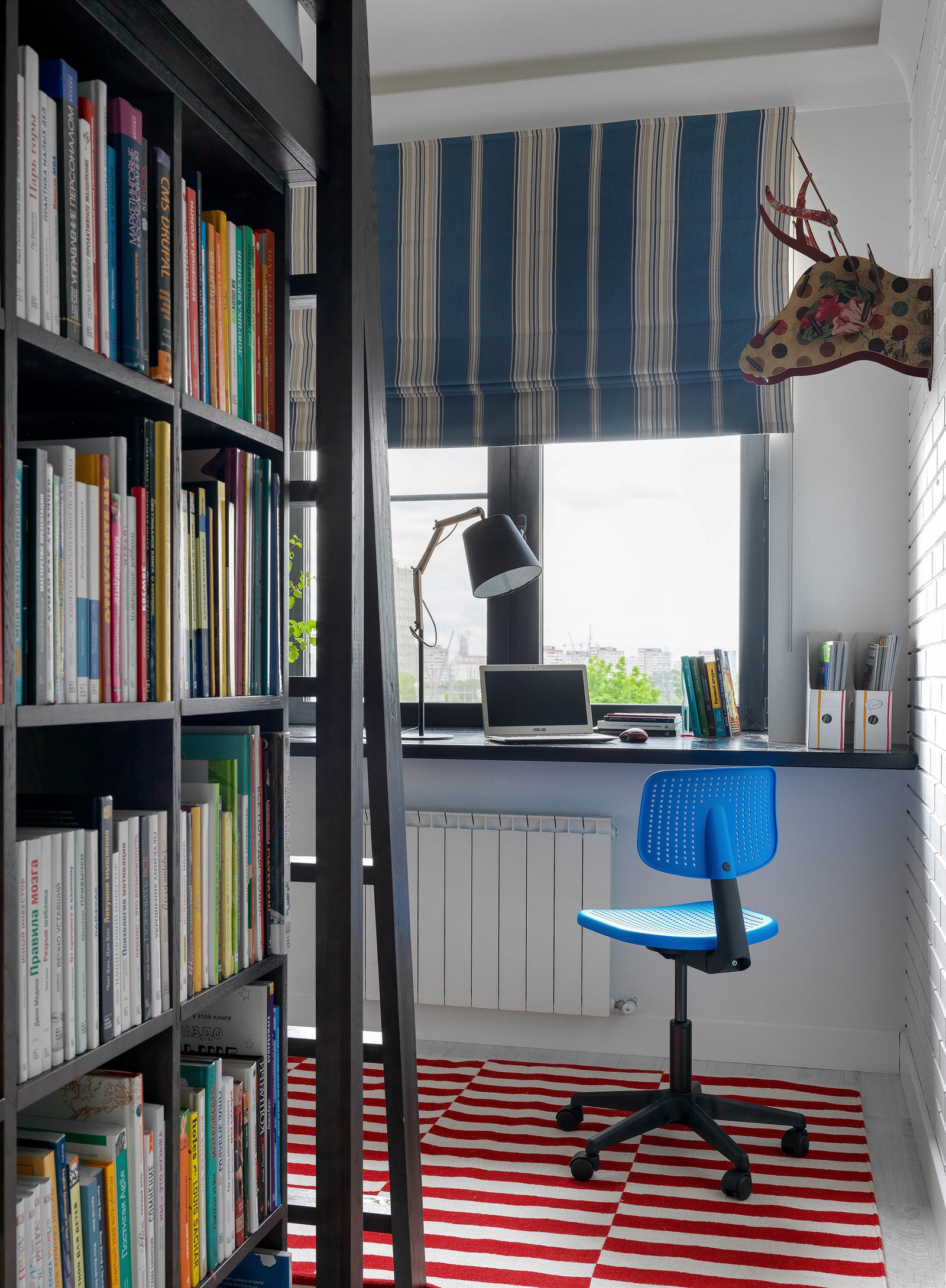 Детская комната. Роль письменного стола выполняет подоконник. Ковер и стул IKEA.