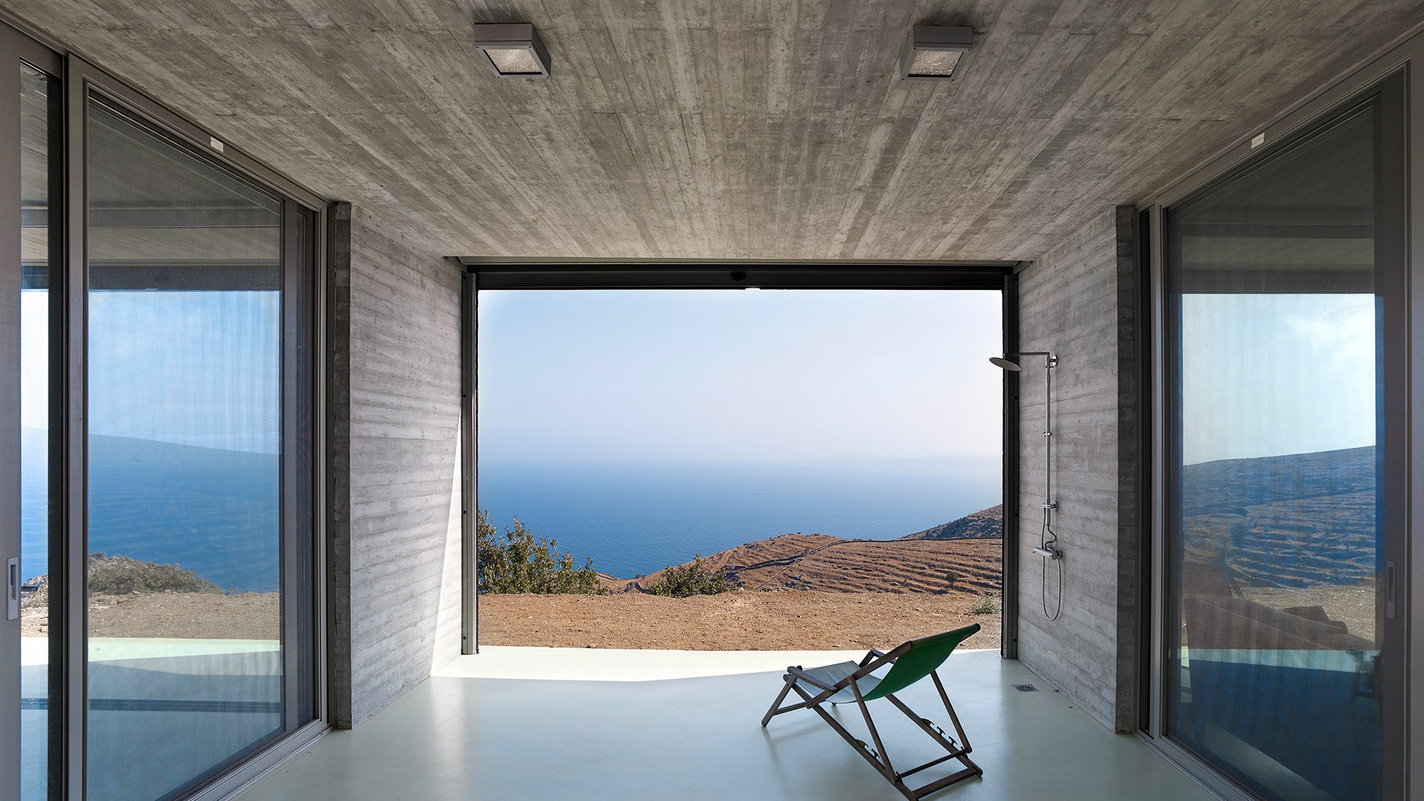 Минималистичный бетонный дом в Греции