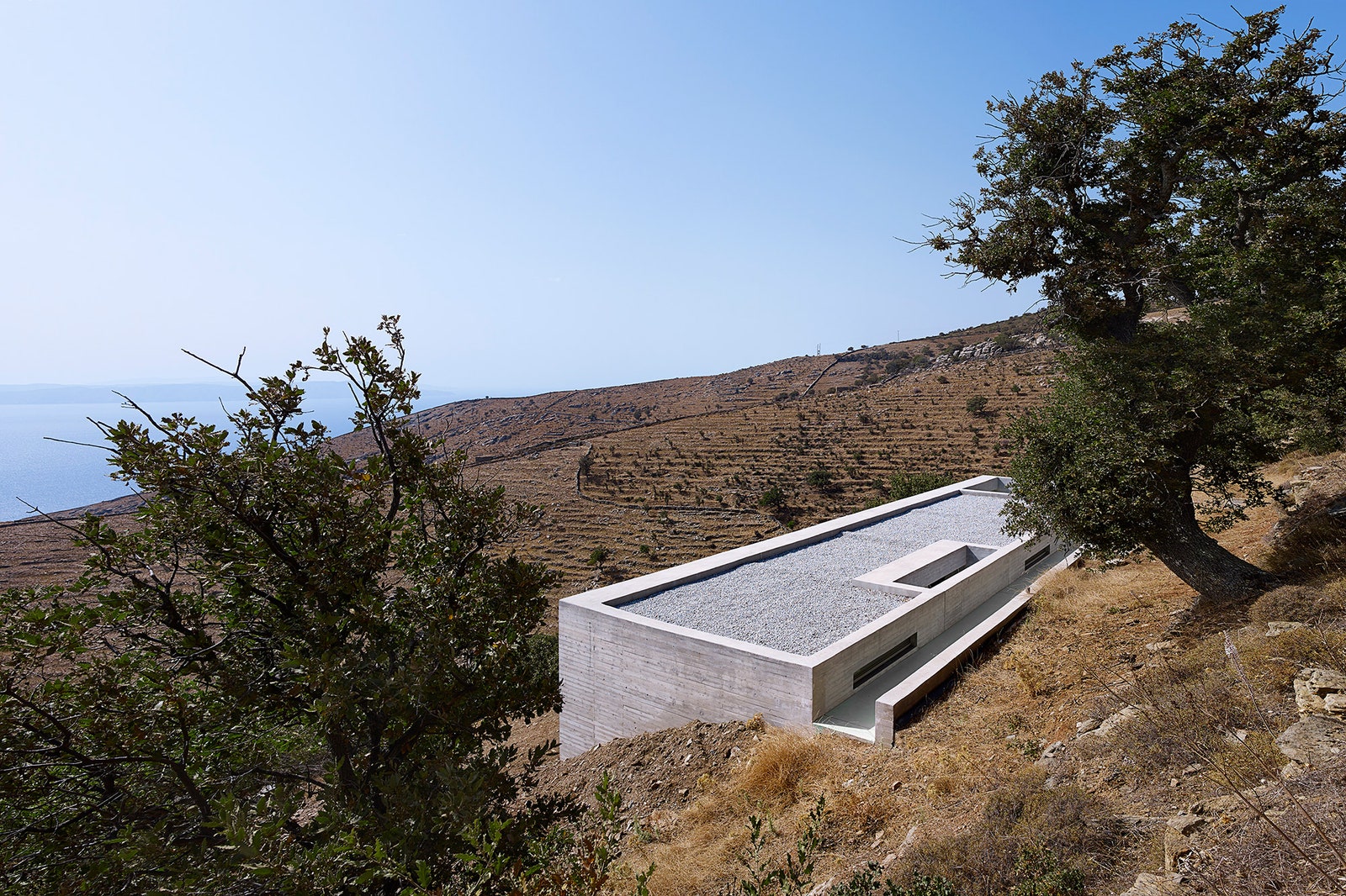 Минималистичный бетонный дом в Греции