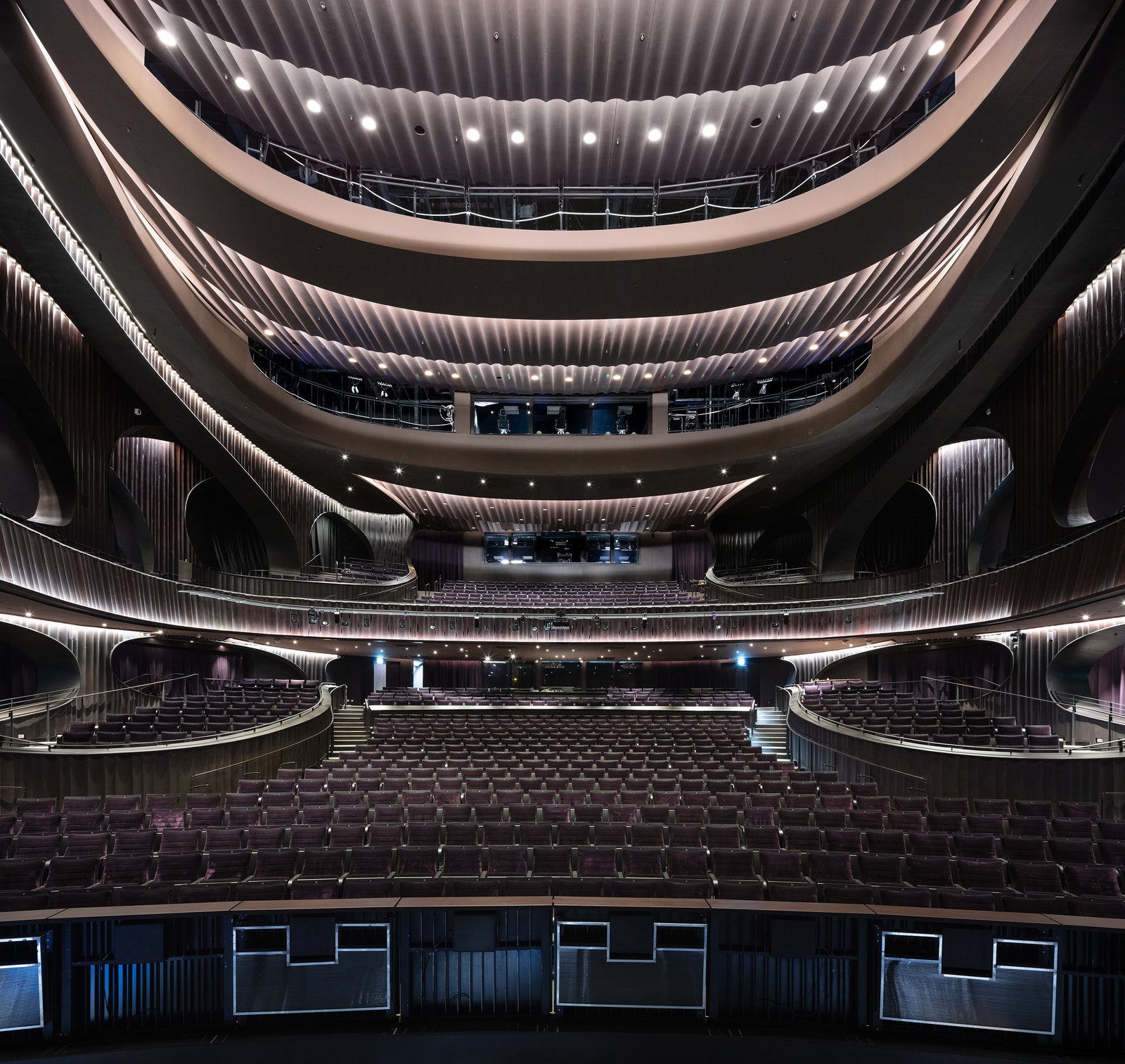 Футуристичный оперный театр в Гонконге