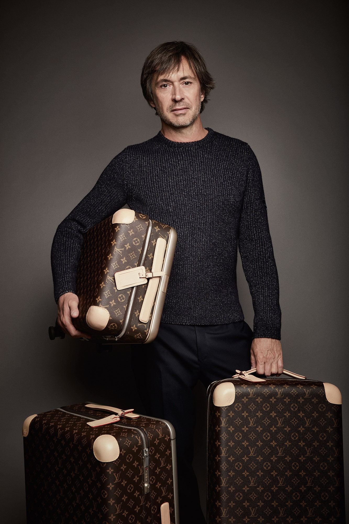 Дизайнер Марк Ньюсон с чемоданами которые он спроектировал для Louis Vuitton в 2016 году. Они стали более...