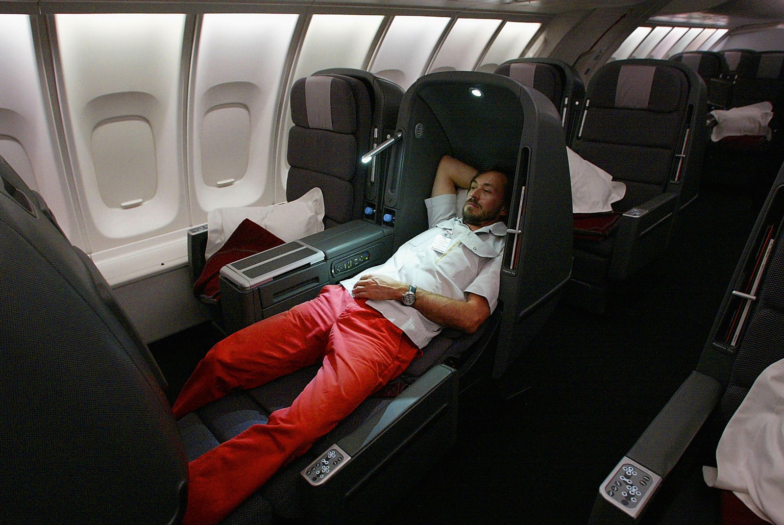В 2001 году авиакомпания Qantas привлекла дизайнера к разработке раскладных кресел для салона бизнескласса. А спустя...