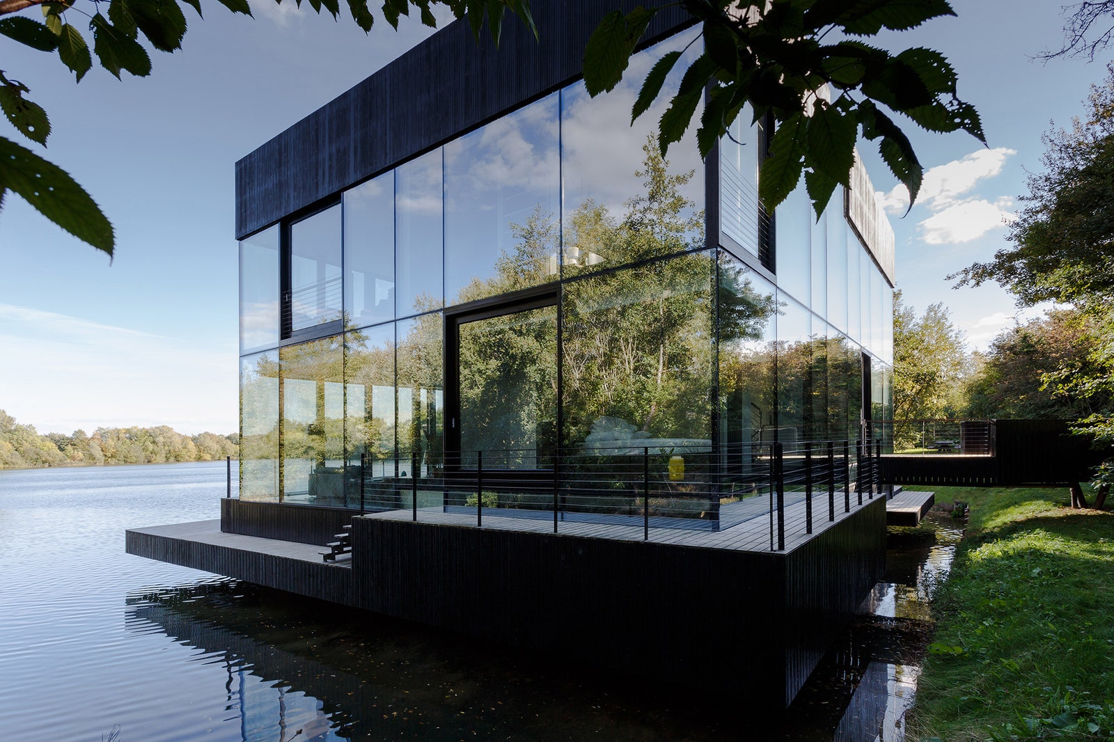Стеклянный дом у озера по проекту Mecanoo