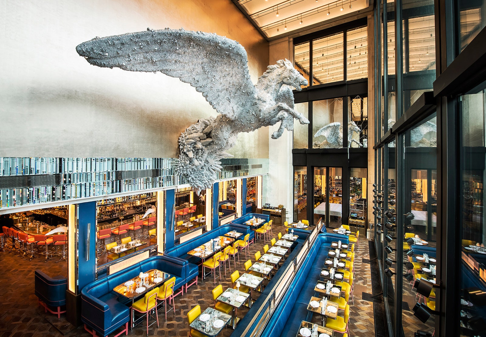 Ресторан в Selfridges со скульптурой от Дэмиена Херста