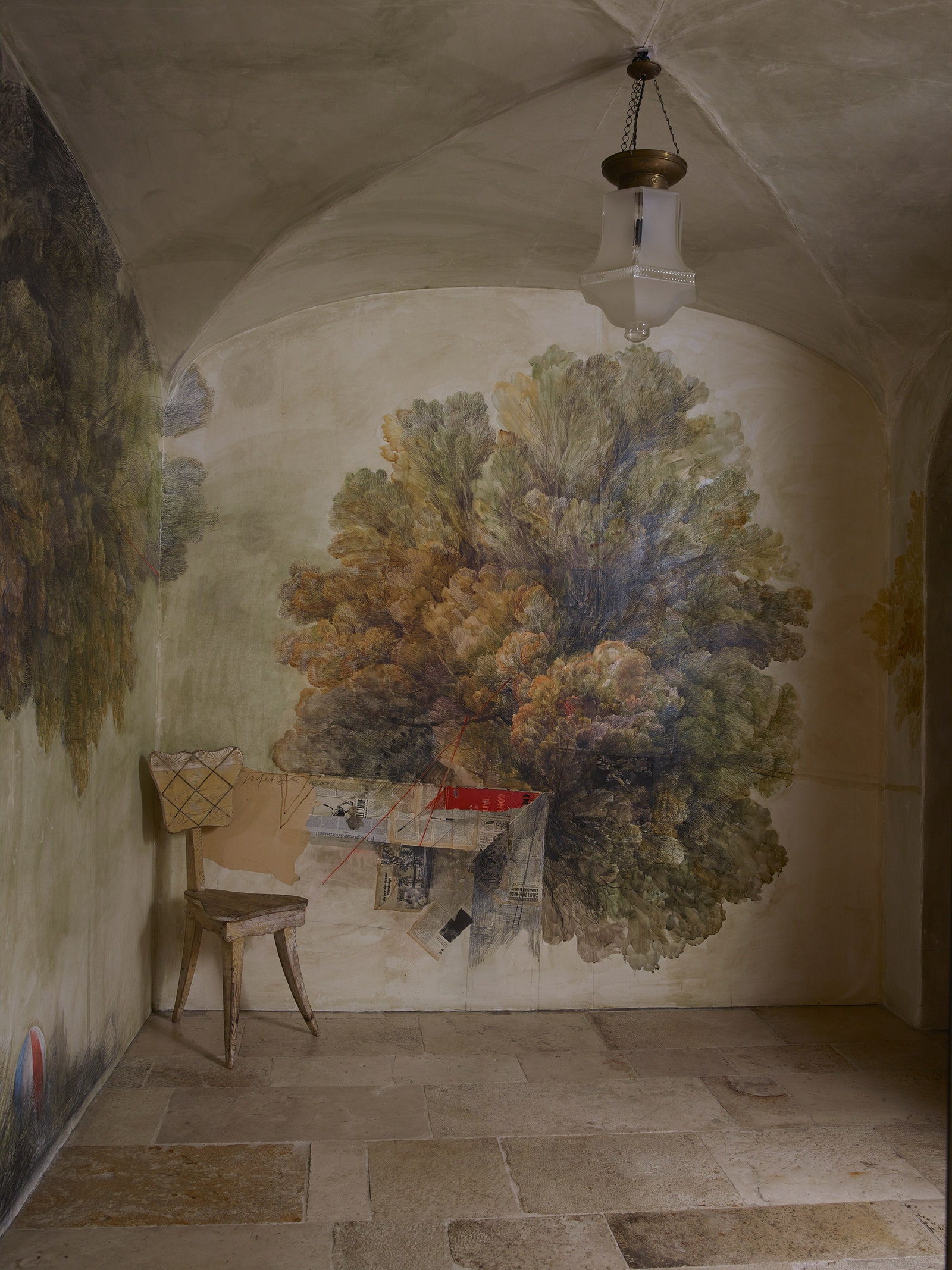 Стены при входе в бассейн украшает фреска нарисованная боснийским художником Сафетом Зецем. Светильник конца XIX века.