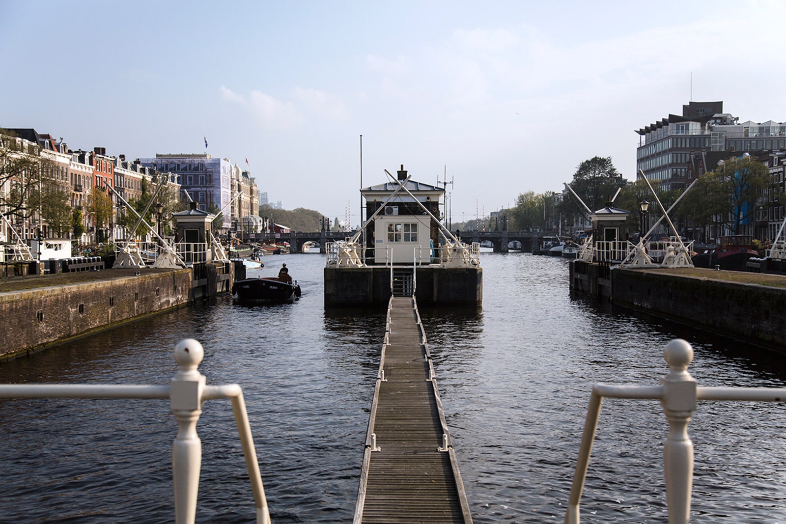 Дизайнотель в домиках смотрителей каналов в Амстердаме