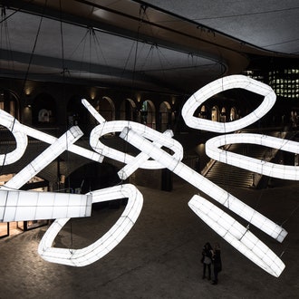Геометрия света: скульптурная инсталляция в Coal Drops Yard