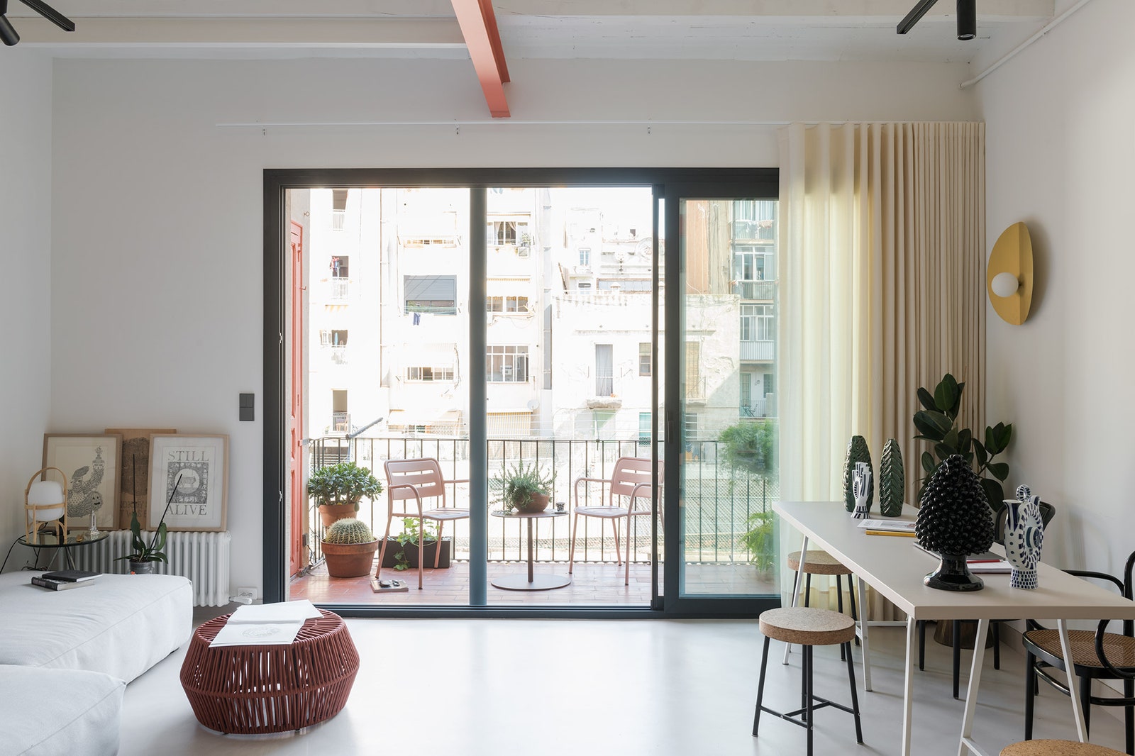 Контрастная квартира в Барселоне