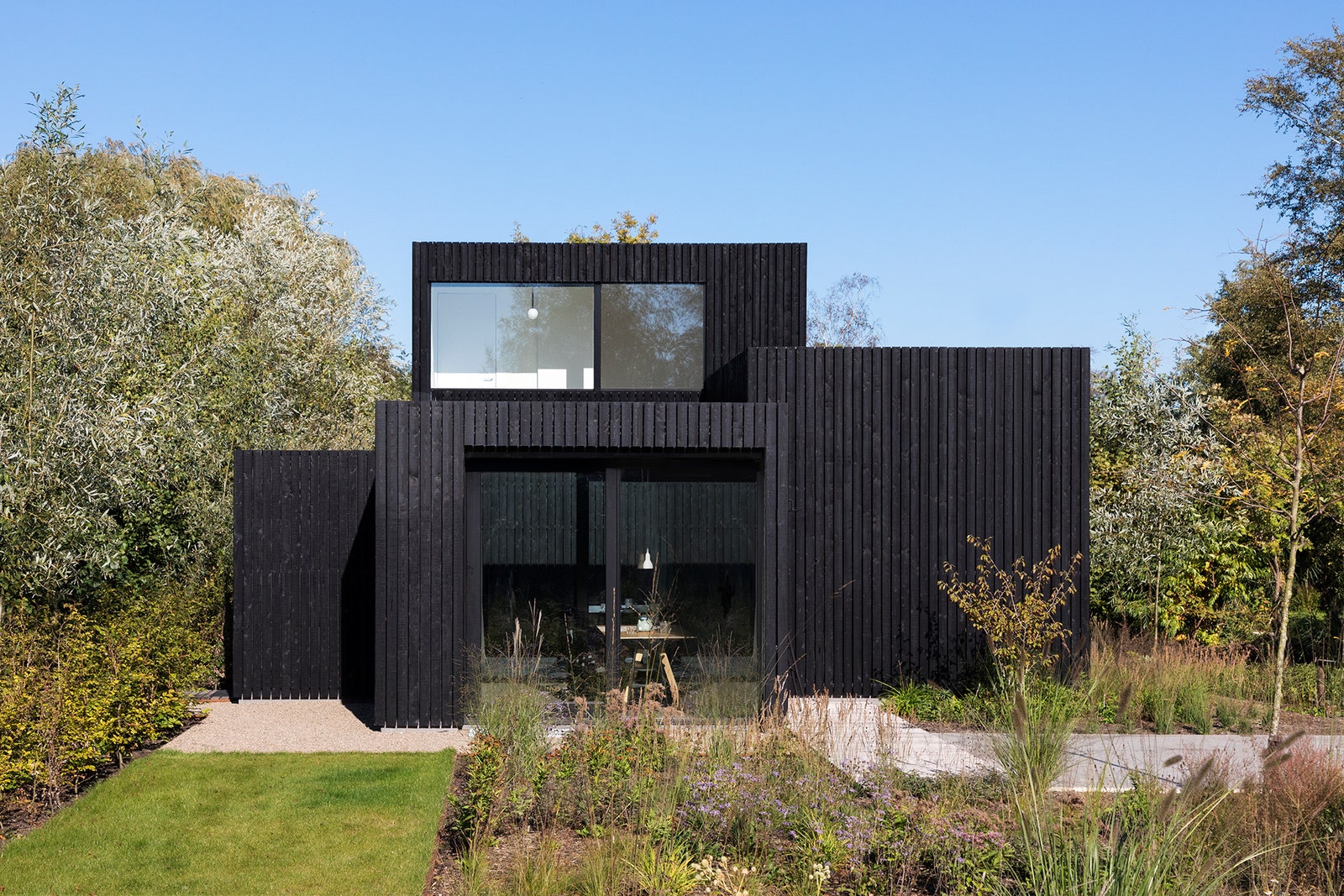 Компактный черный дом в Нидерландах