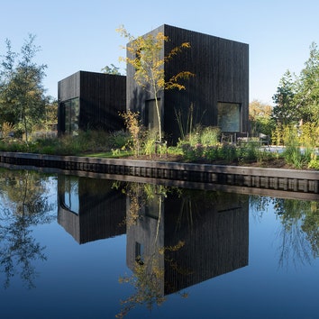 Компактный черный дом в Нидерландах