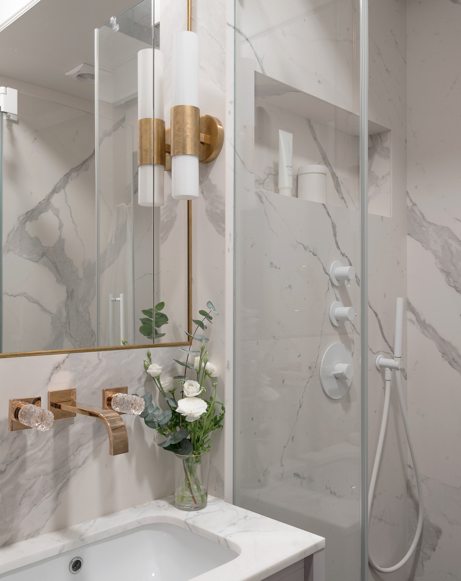 Ванная комната. Бра Penz Aerin Lauder Visual Comfort Gallery смеситель и душевой набор Fantini “Хогарт” зеркало из...