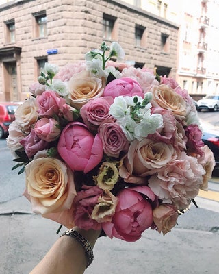 Букет с розами и пионами Florist Gump.