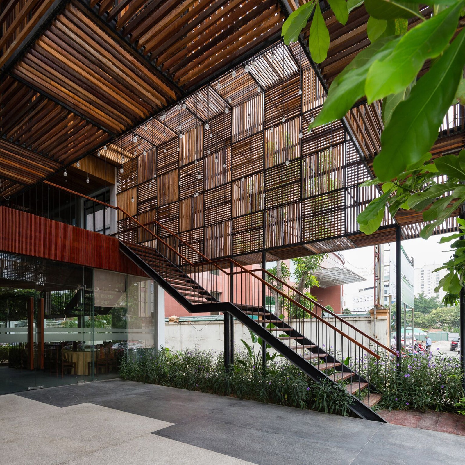 Экоотель с деревянным фасадом во Вьетнаме