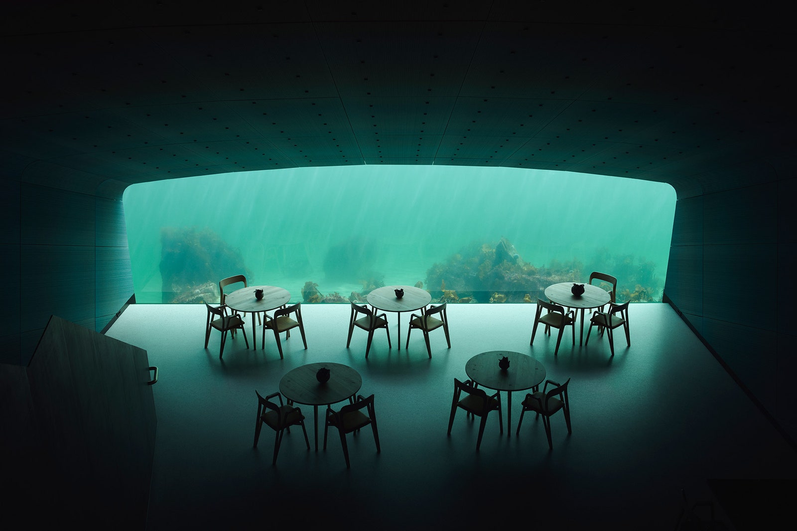 Первый в Европе подводный ресторан открылся 20 марта в Норвегии
