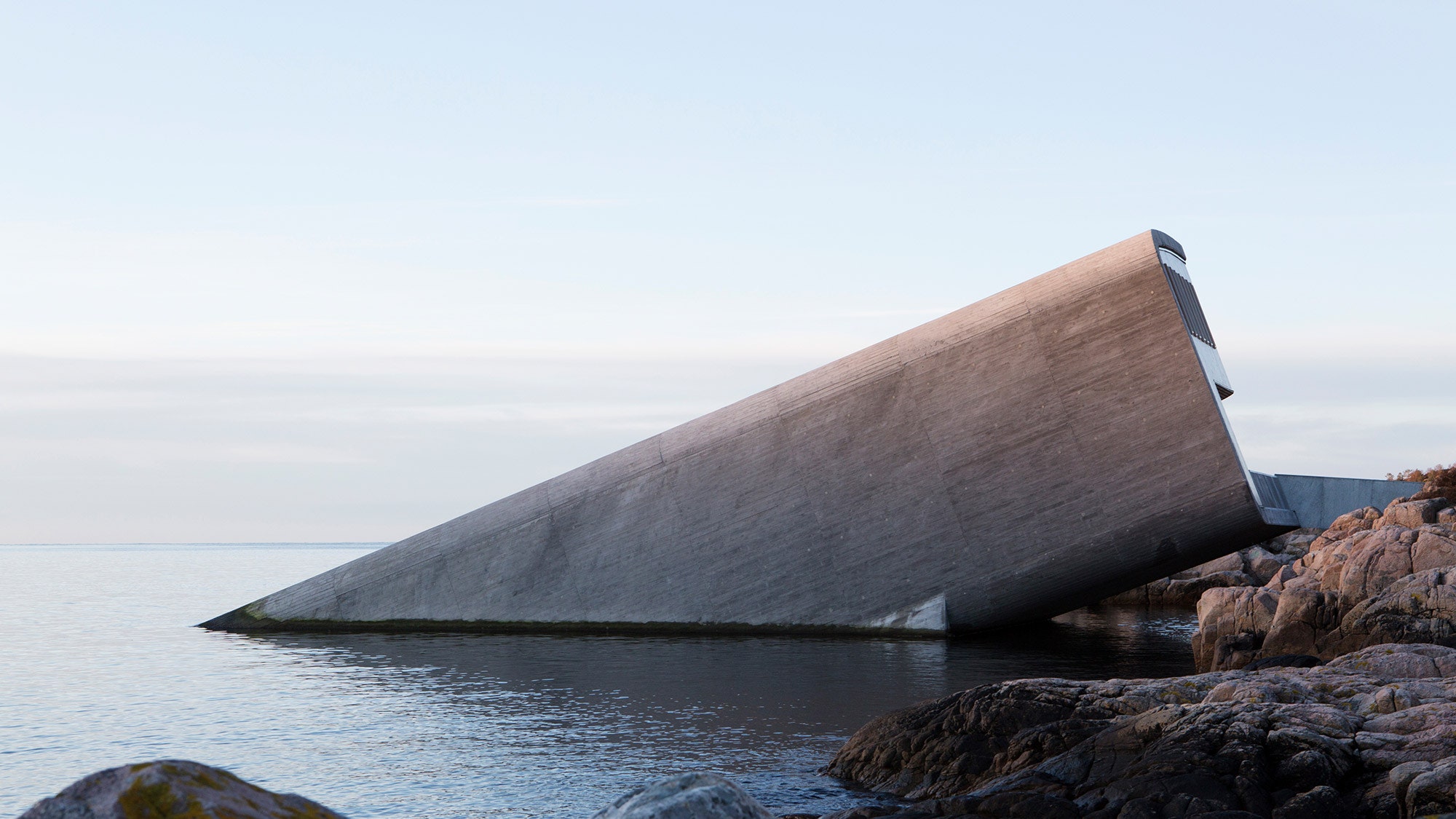 Первый в Европе подводный ресторан открылся 20 марта в Норвегии