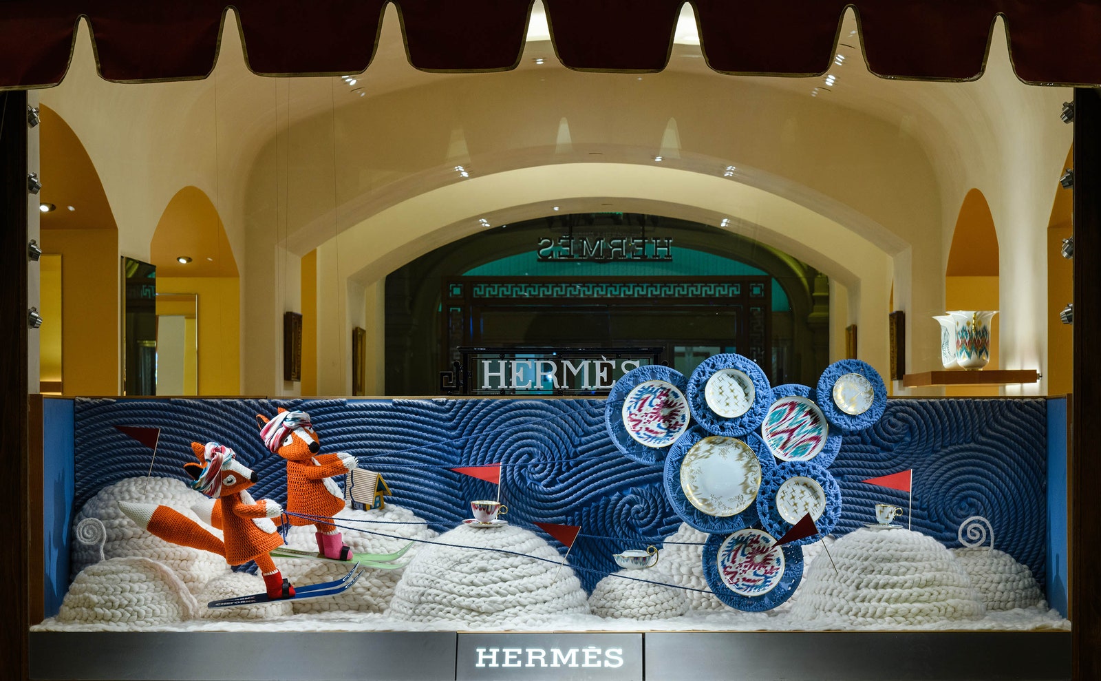 Новогодние витрины Hermès с персонажами русских народных сказок