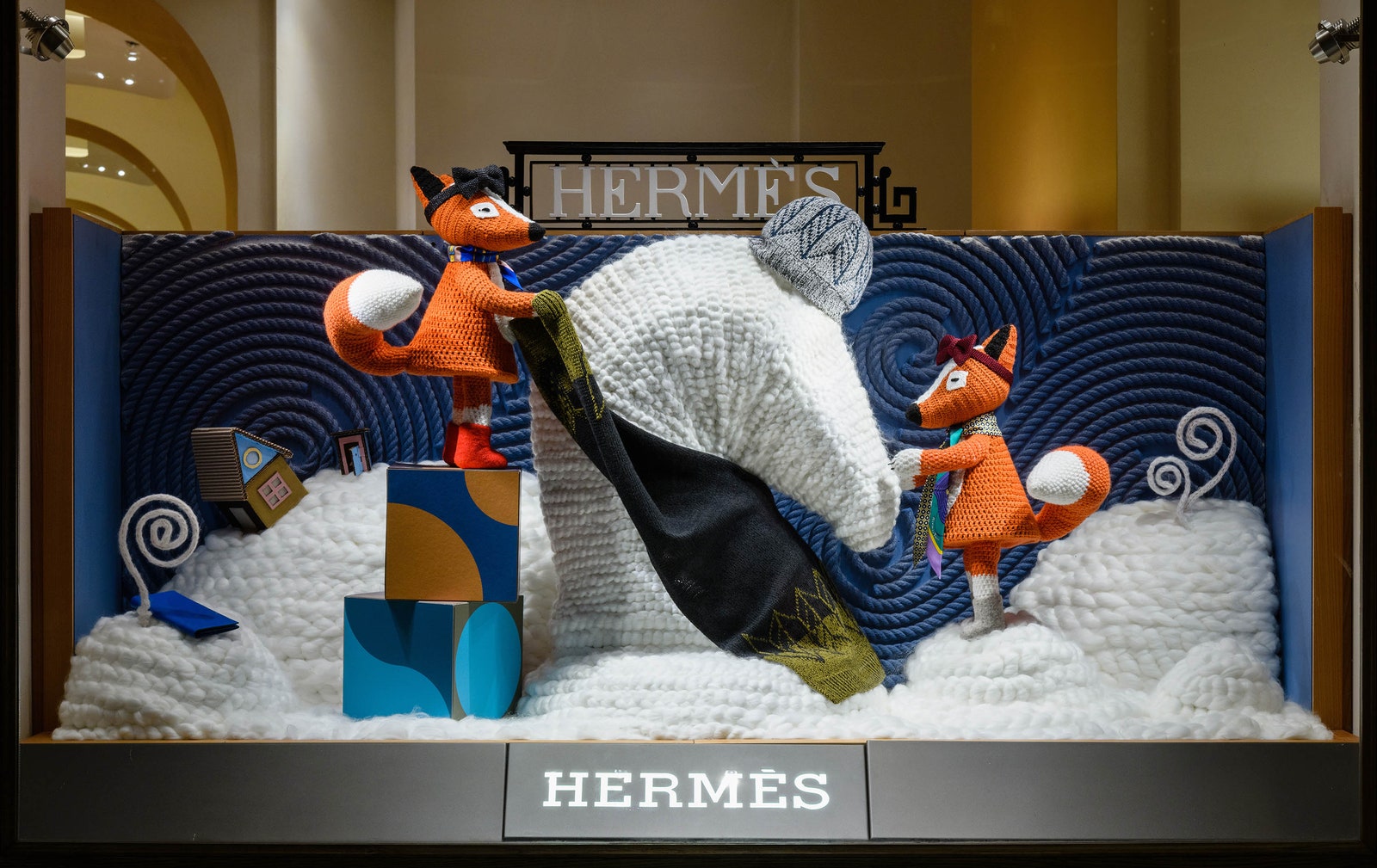 Новогодние витрины Hermès с персонажами русских народных сказок