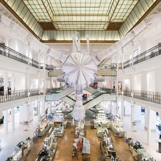 Необычная инсталляция Джоаны Васконселос в парижском Le Bon Marché