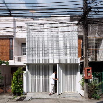 Дом с защитным фасадом в Бангкоке