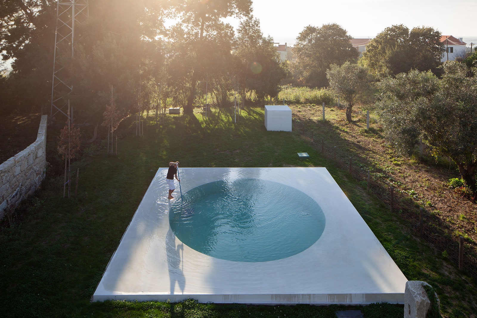 Компактный белый дом в Португалии