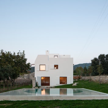 Компактный белый дом в Португалии