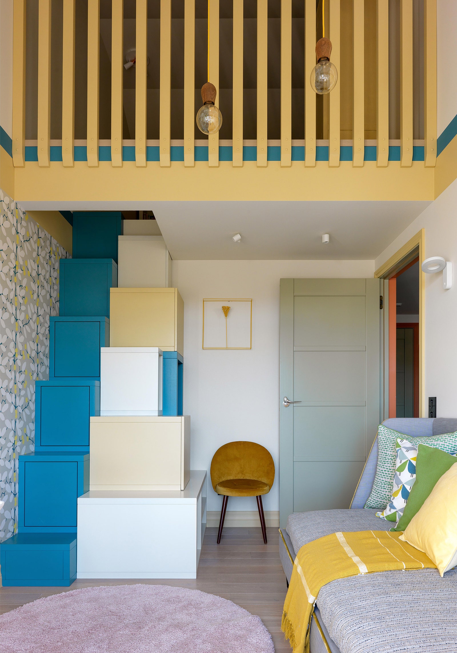 Комната дочери. Диван сделан в мастерской Nesthome. Лестница по дизайну бюро BerniDesign. Стул купили в галерее Татьяны...