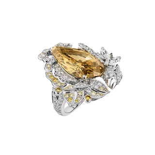 Кольцо Prcieux Envol из белого золота с бриллиантами и крупным желтым бриллиантом фантазийной огранки.