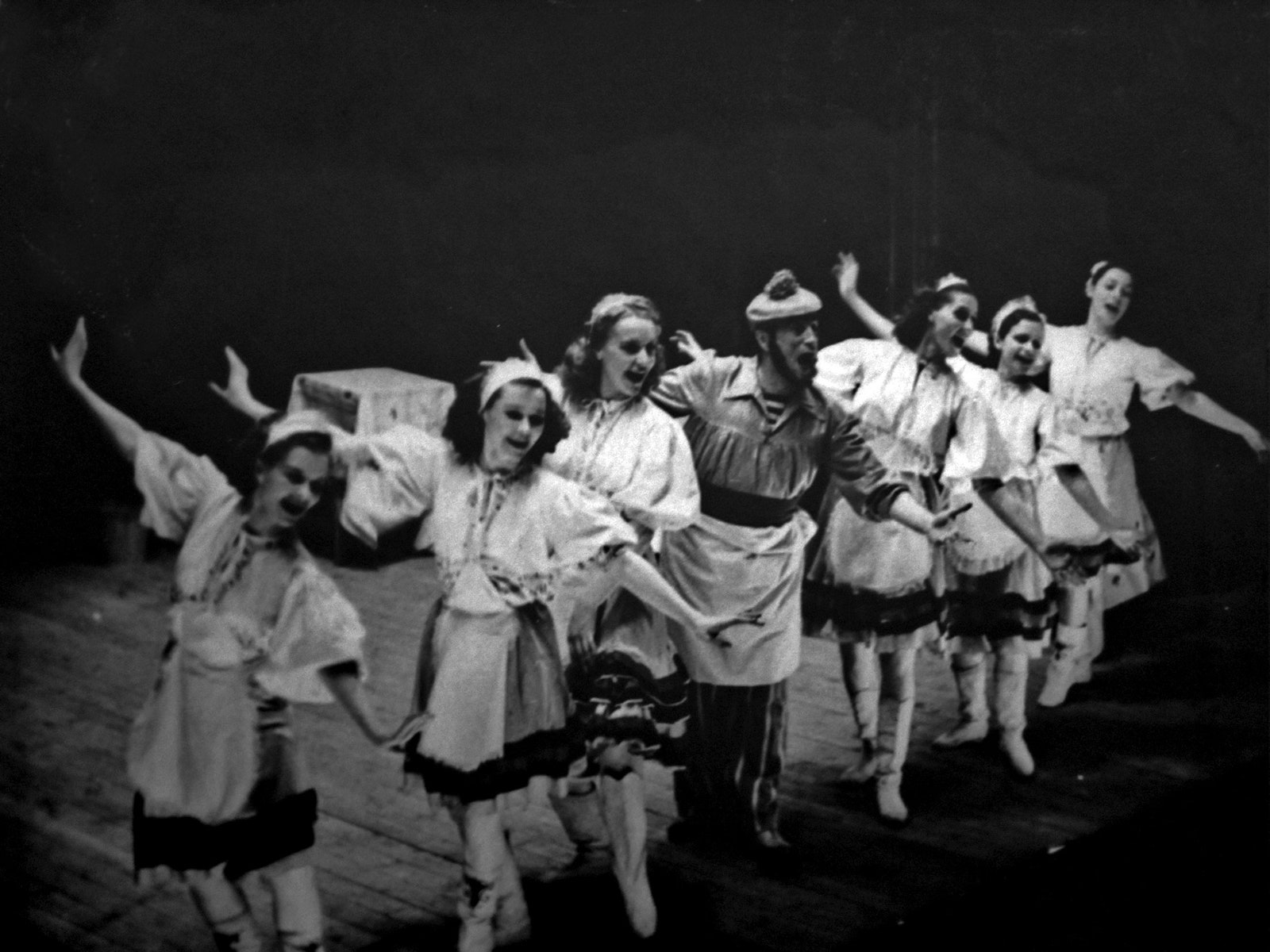 Сцена из оперетты И. О. Дунаевского “Вольный ветер”.