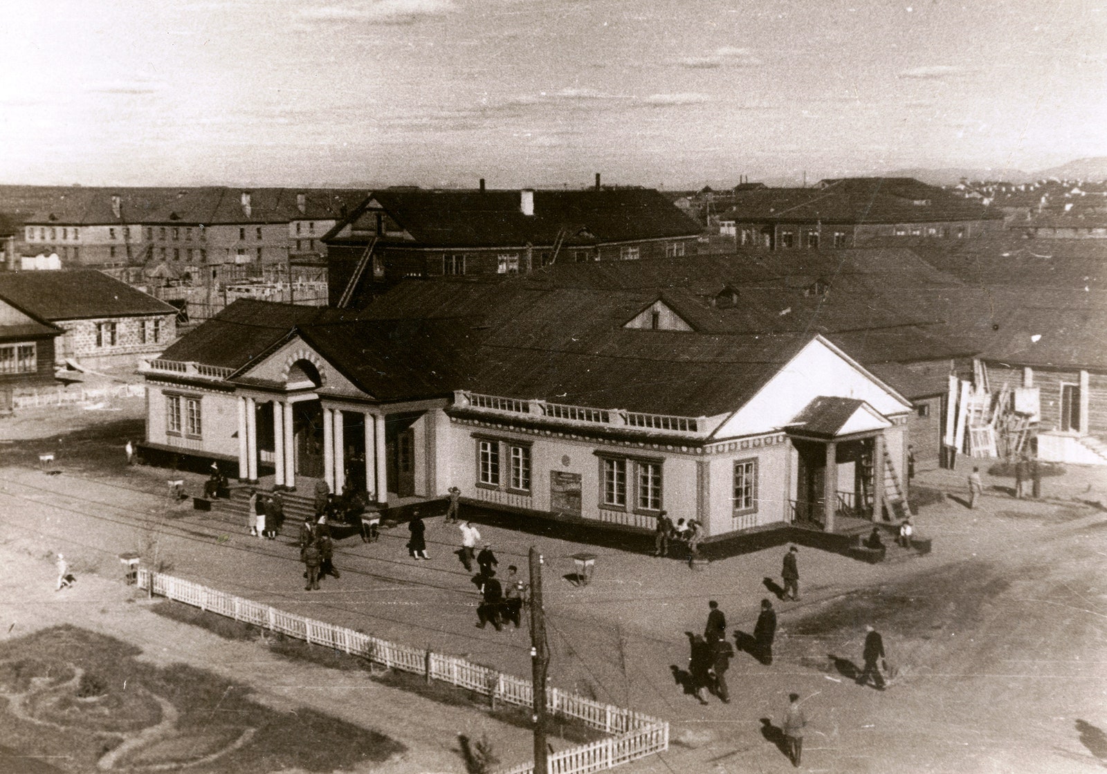 Вид здания Воркутинского музыкальнодраматического театра до реконструкции. Воркута лето 1945 года.