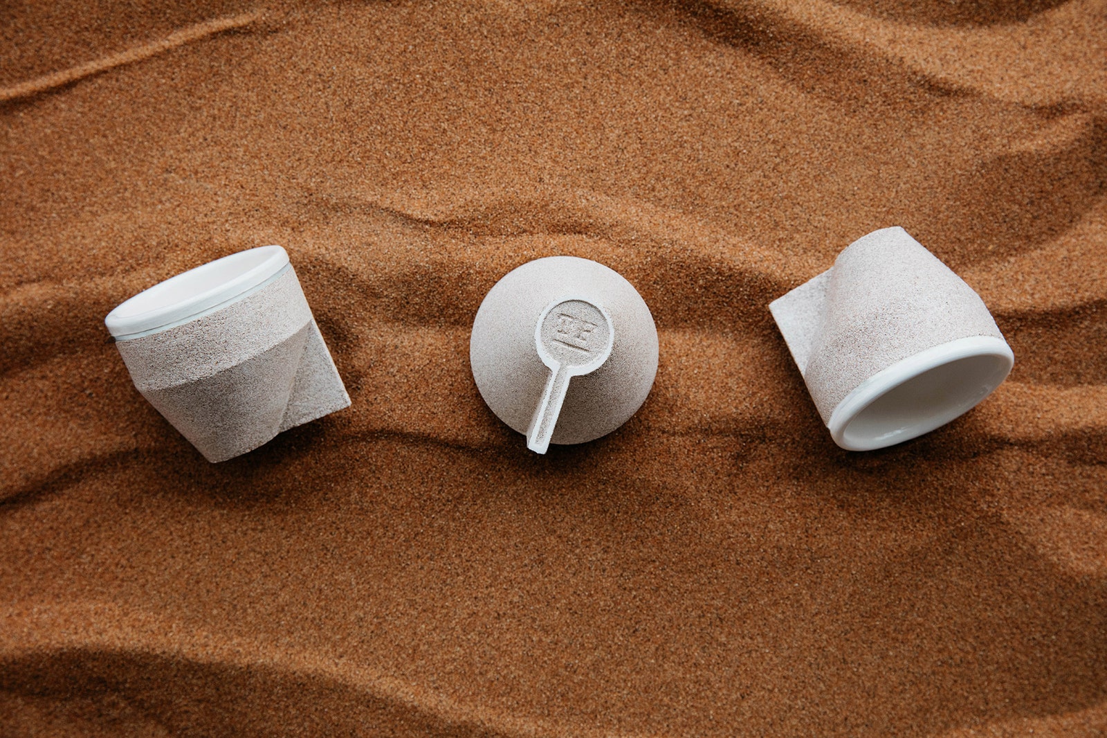 Коллекция кофейных чашек из песка