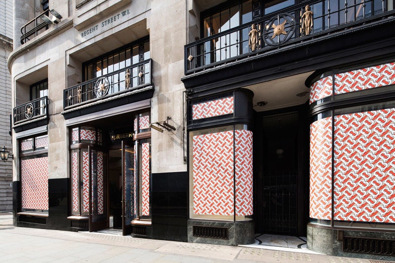 Burberry фото интерьеров бутика в Лондоне по проекту Рикардо Тиши