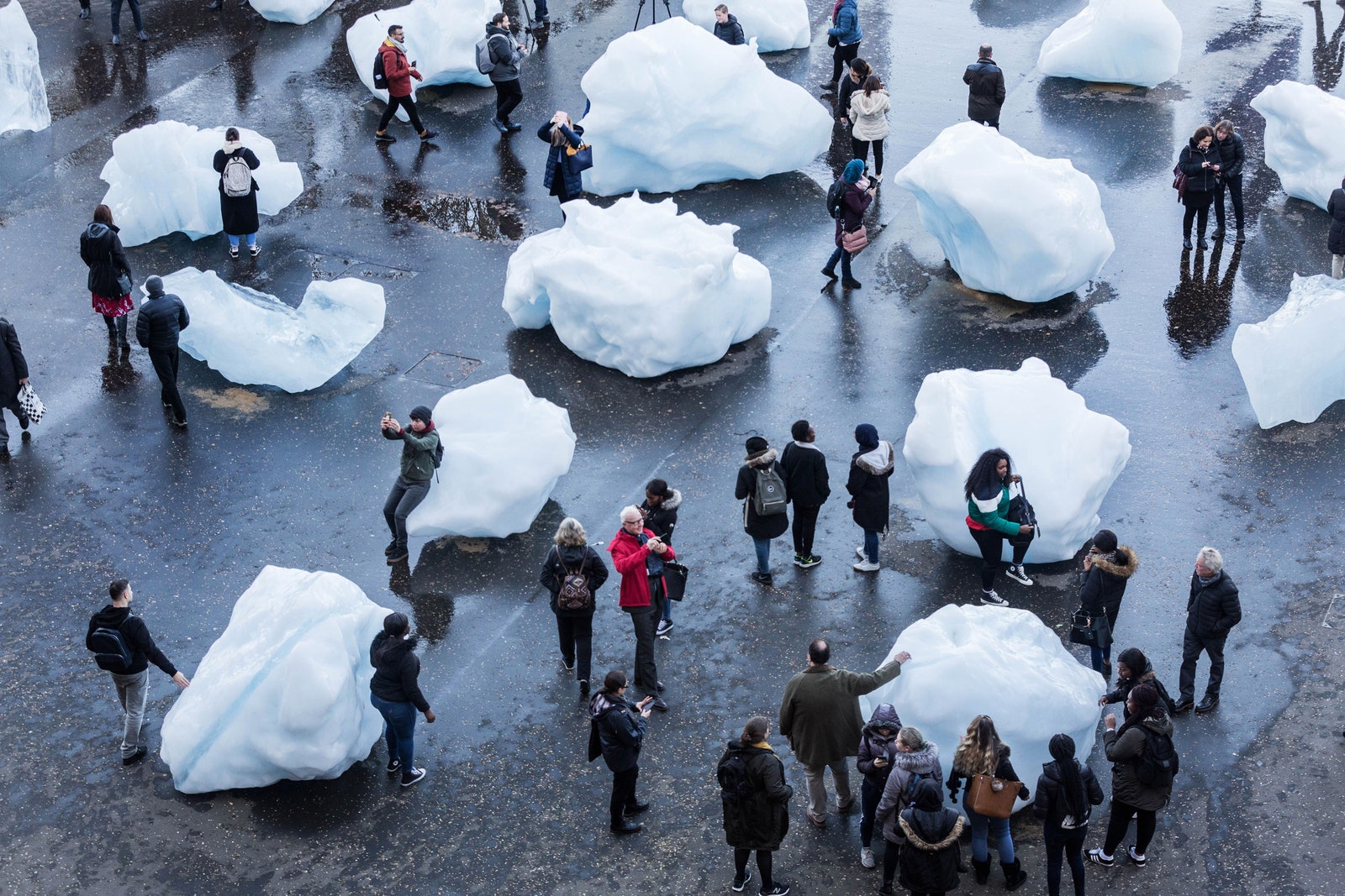 Инсталляция Олафура Элиассона 30 глыб льда из Гренландии оставили таять на площадях Лондона