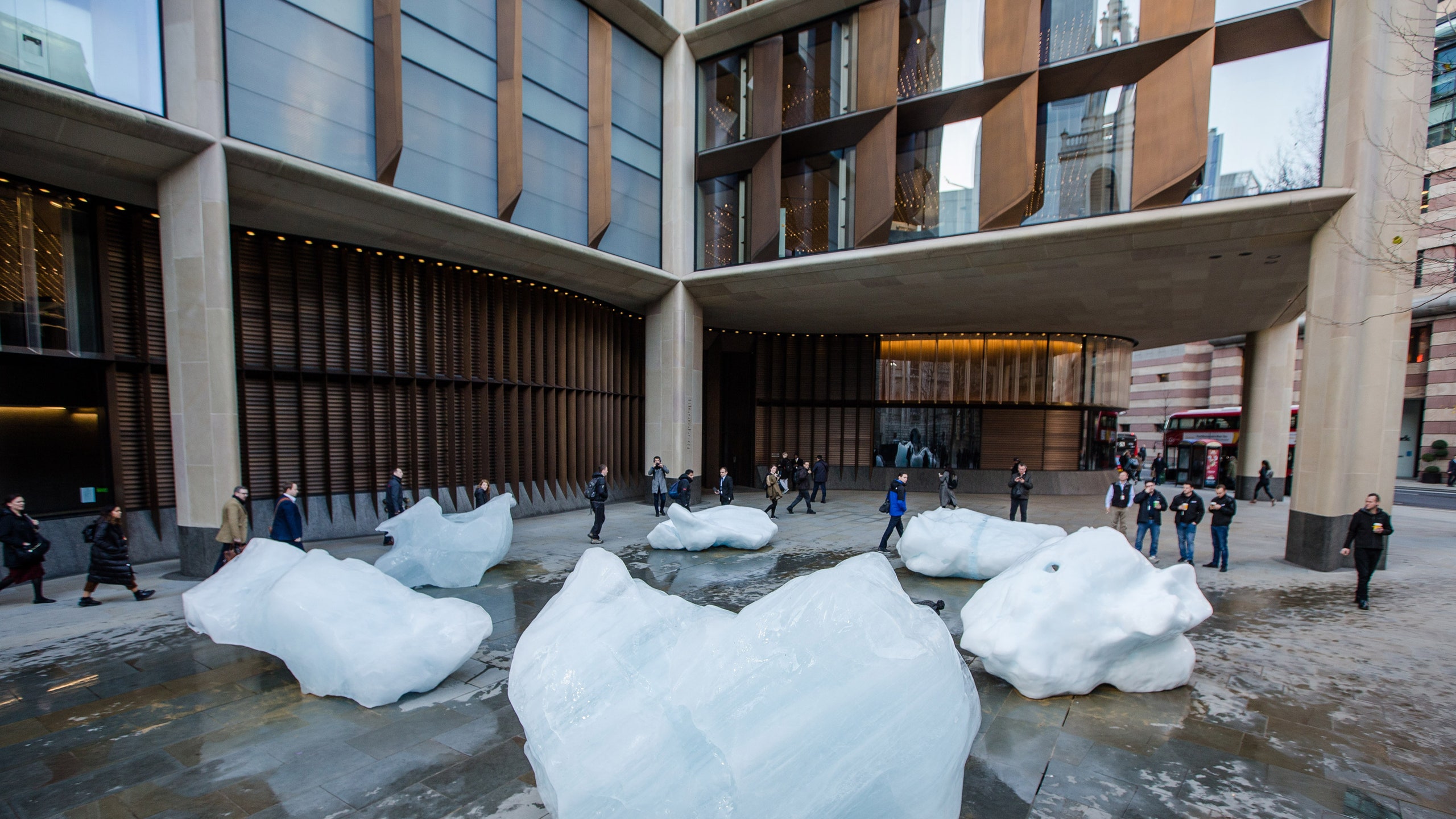 Инсталляция Олафура Элиассона 30 глыб льда из Гренландии оставили таять на площадях Лондона