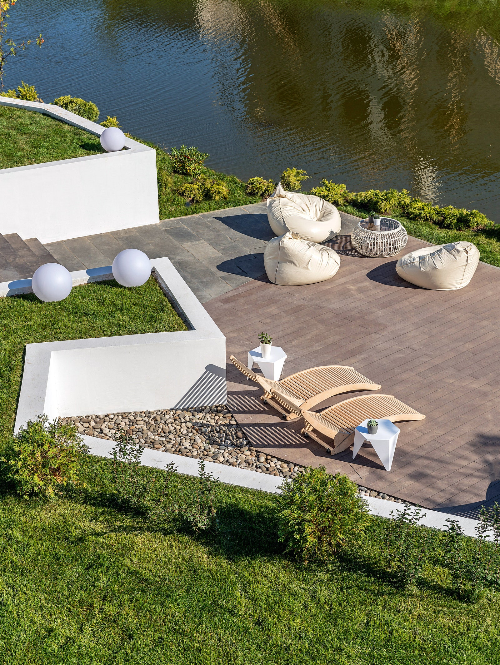 Спроектированный архитекторами “АА” сад террасами спускается к искусственному водоему. Мебель 4sis.