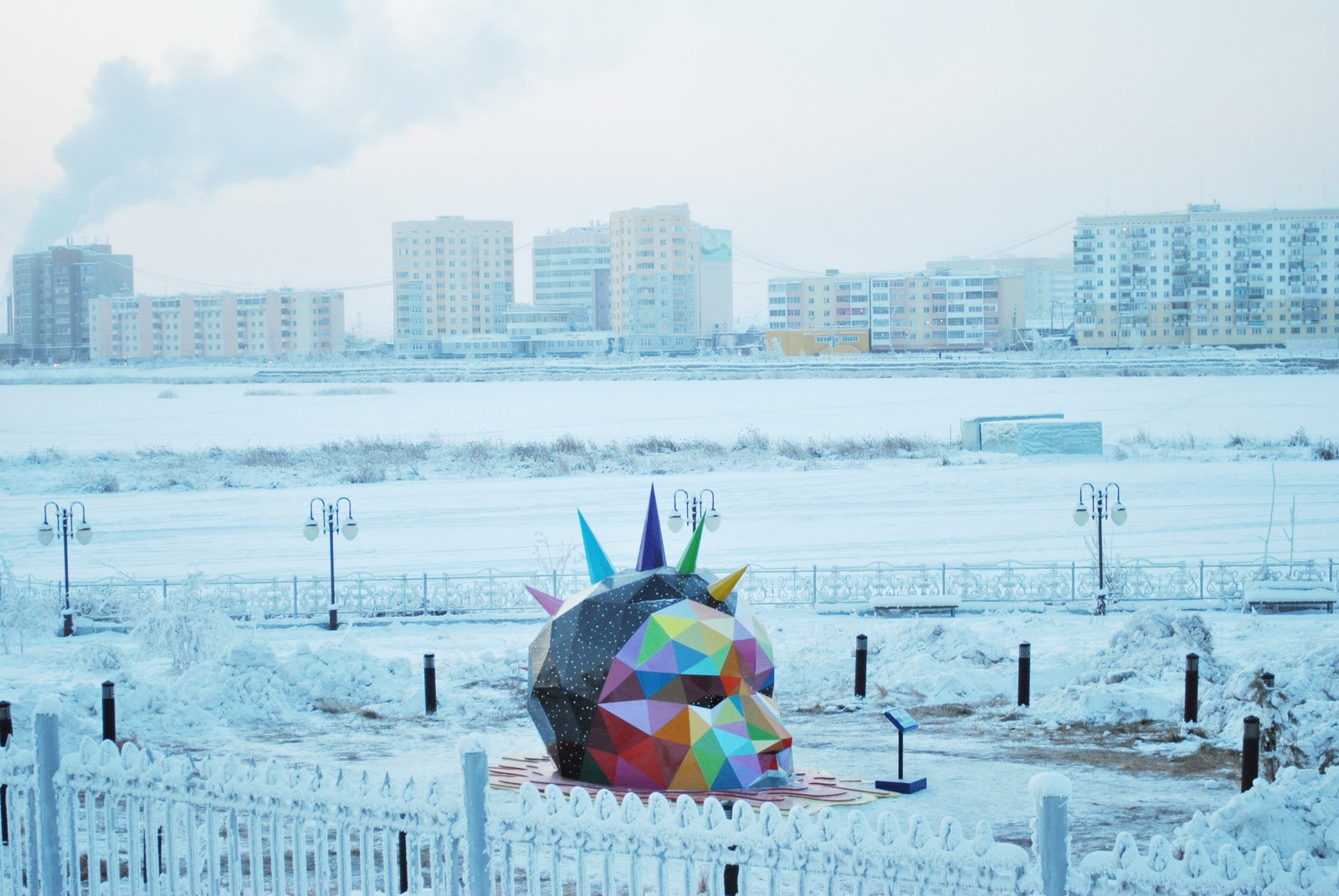 В Якутске установили скульптуру уличного художника Okuda