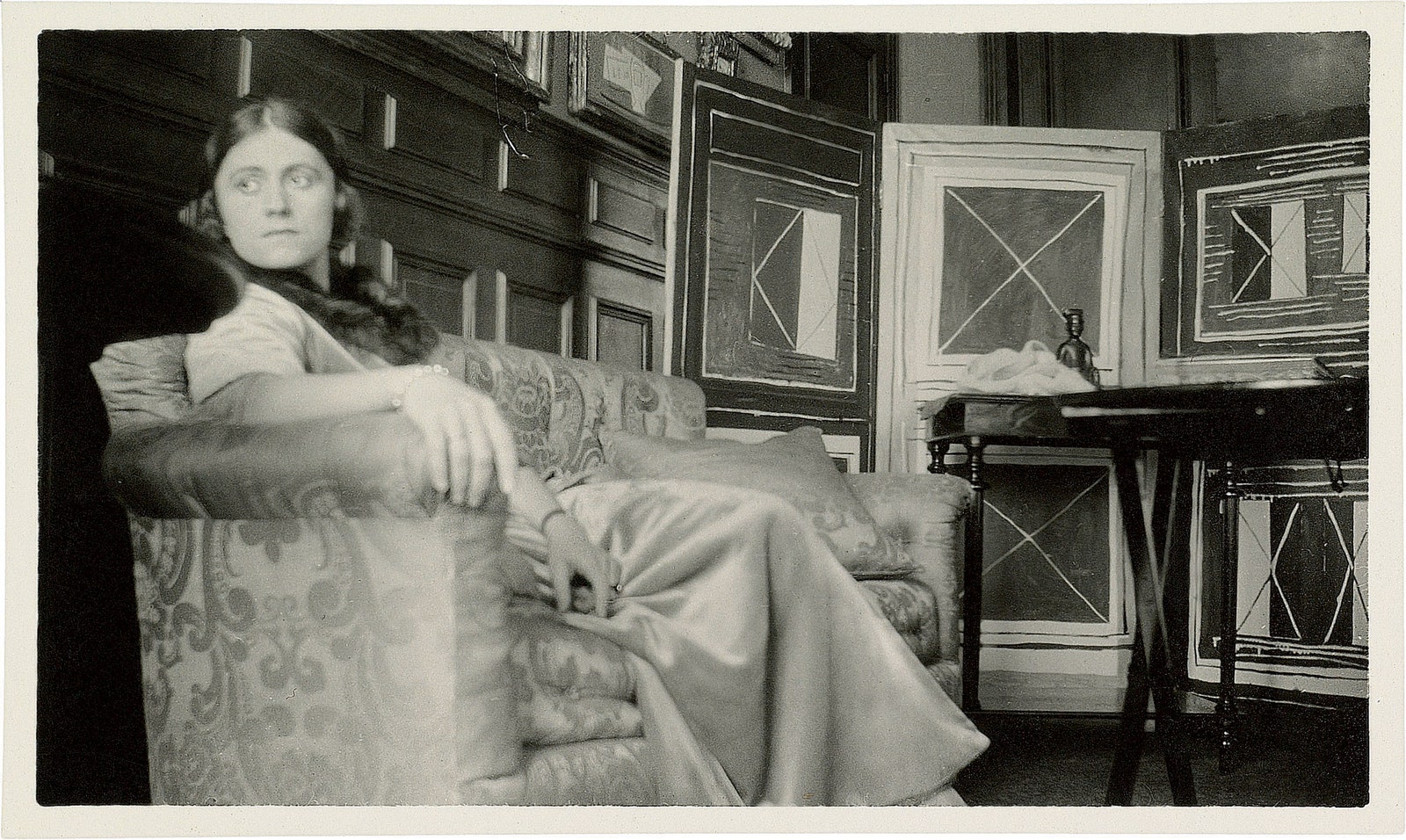 Ольга Пикассо в салоне квартиры на улице Ла Боэси 23. Около 1922. На заднем плане — ширма расписанная Пикассо в 19151916...
