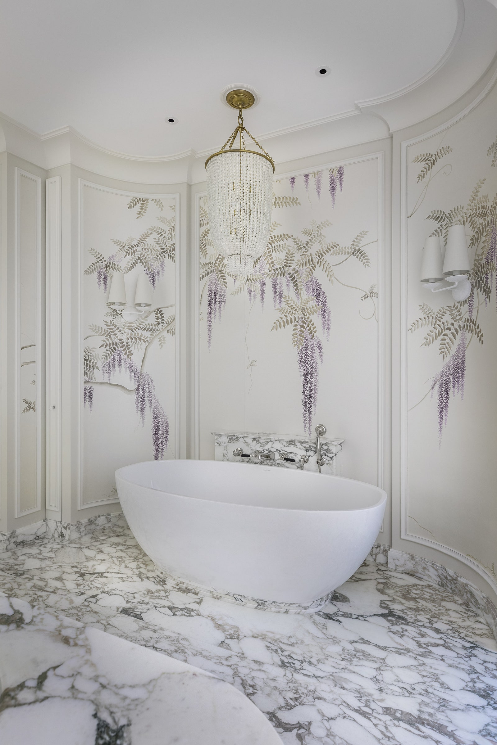 На стенах ванной влагостойкие обои de Gournay люстра и бра все Aerin. На полу мрамор.
