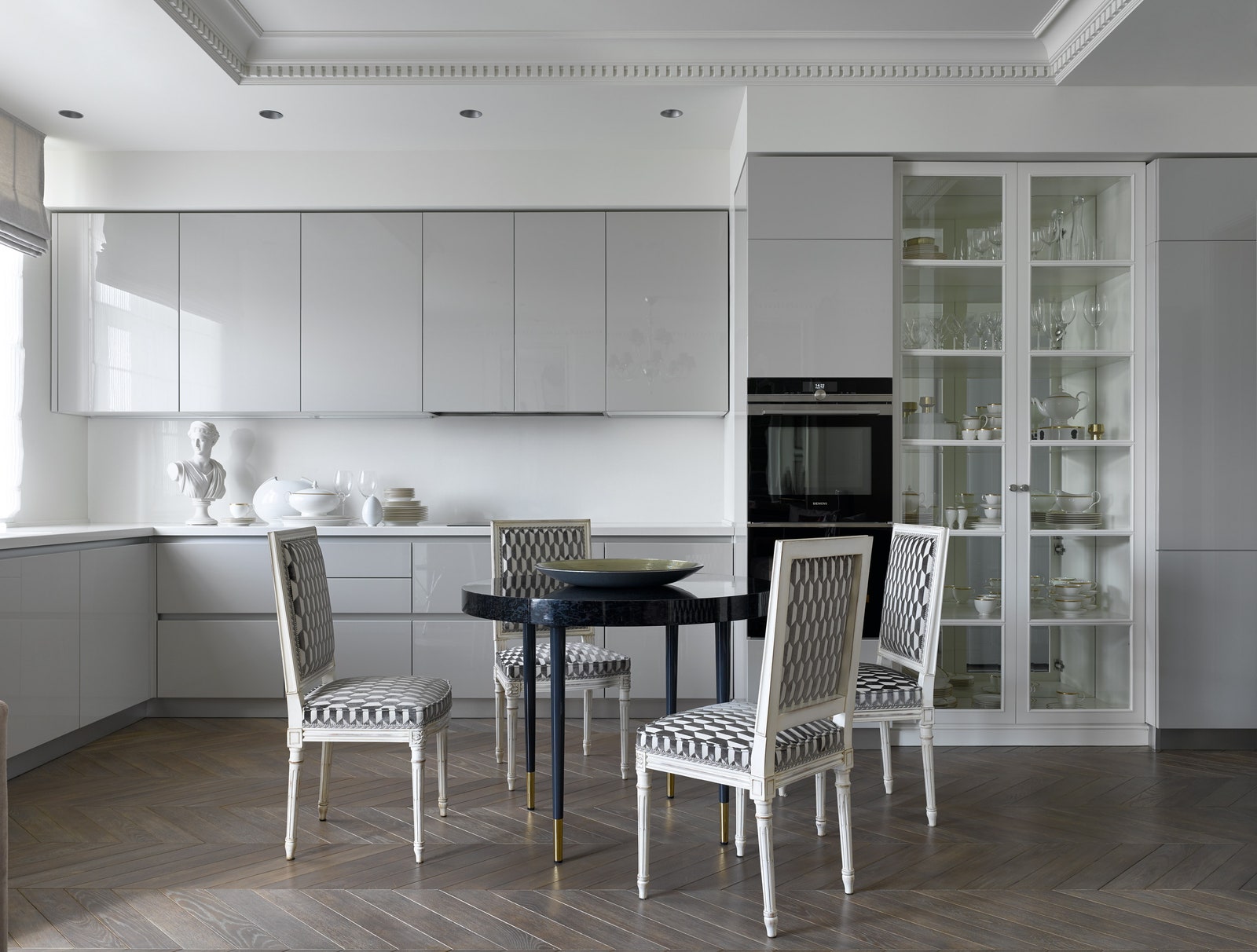 Фрагмент кухни. Кухня Scavolini классические стулья обиты современной тканью с чернобелым принтом витрина изготовлена на...