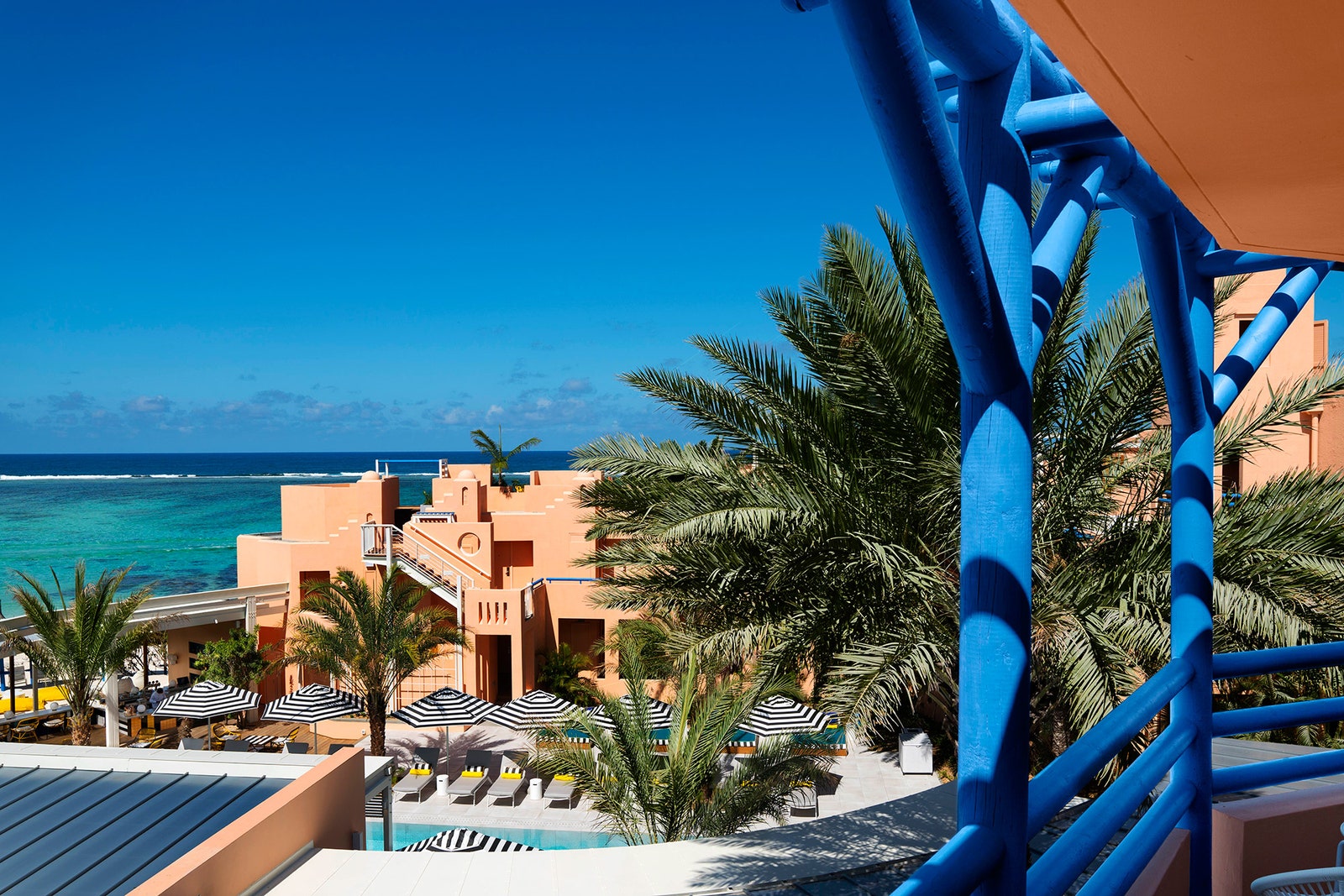 Красочный отель на Маврикии с росписью Камиллы Валалы