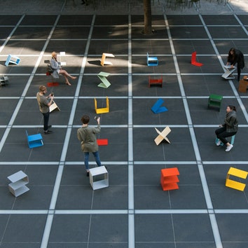 Разноцветные стулья в виде алфавита на Лондонском фестивале дизайна