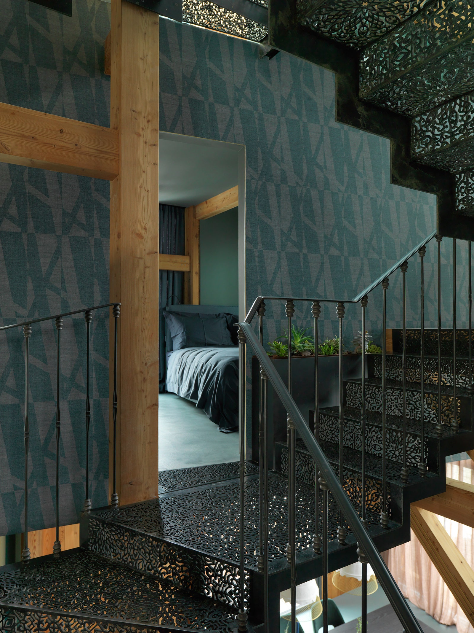 Вид на гостевую спальню с лестницы. Стены обиты тканью Arte.