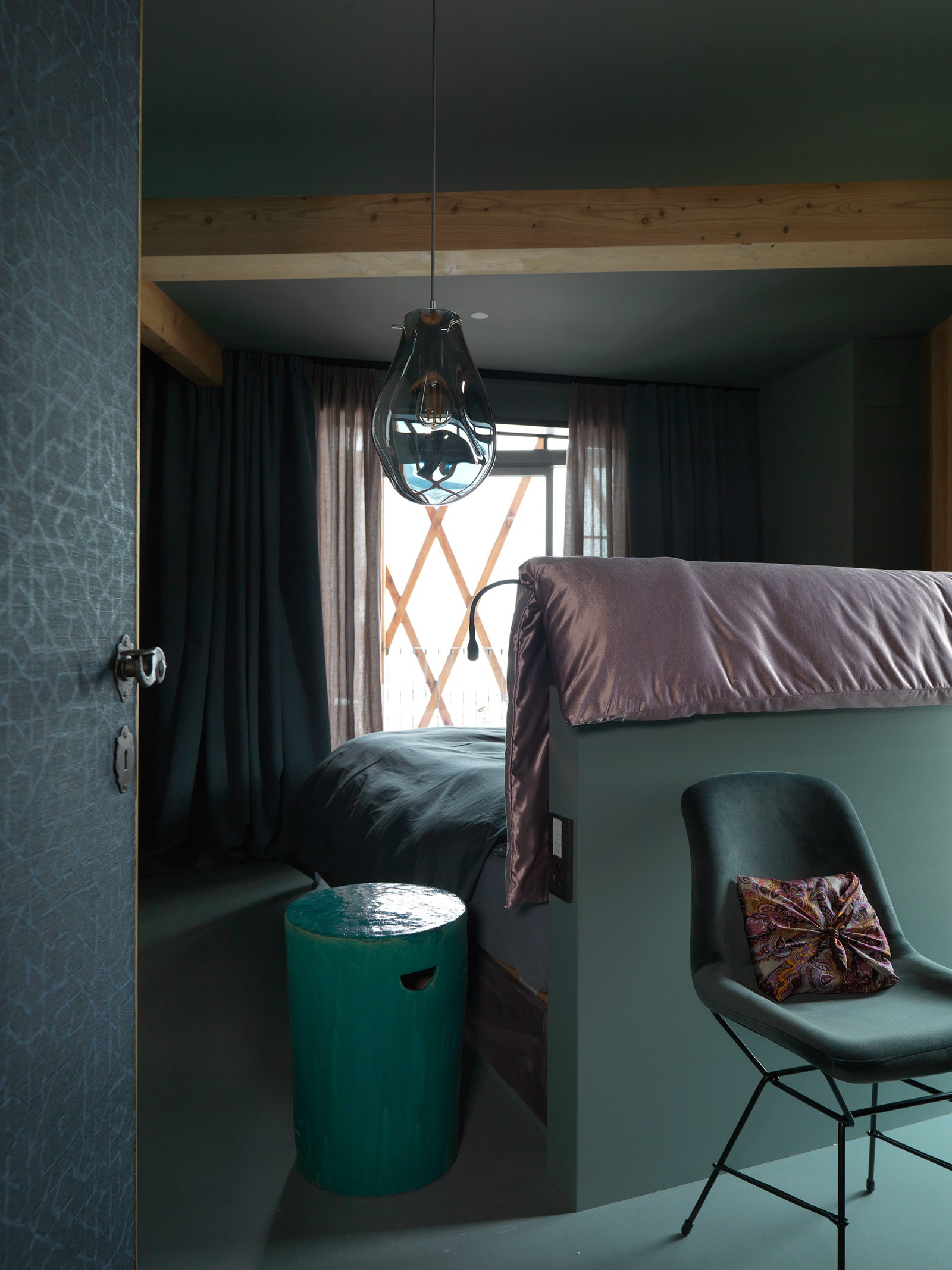 Спальня. Кровать сделана на заказ Möbel Rier стул Versmissen светильник Soap Bomma.