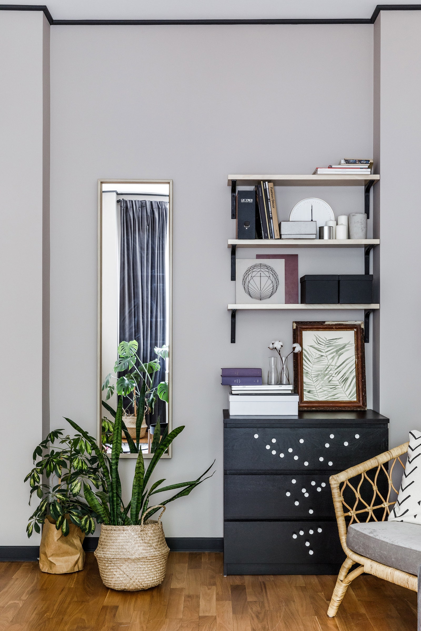 Фрагмент гостиной. Мебель IKEA. Подушки и корзины HampM Home. Акварель работы Любови Ульяновой.