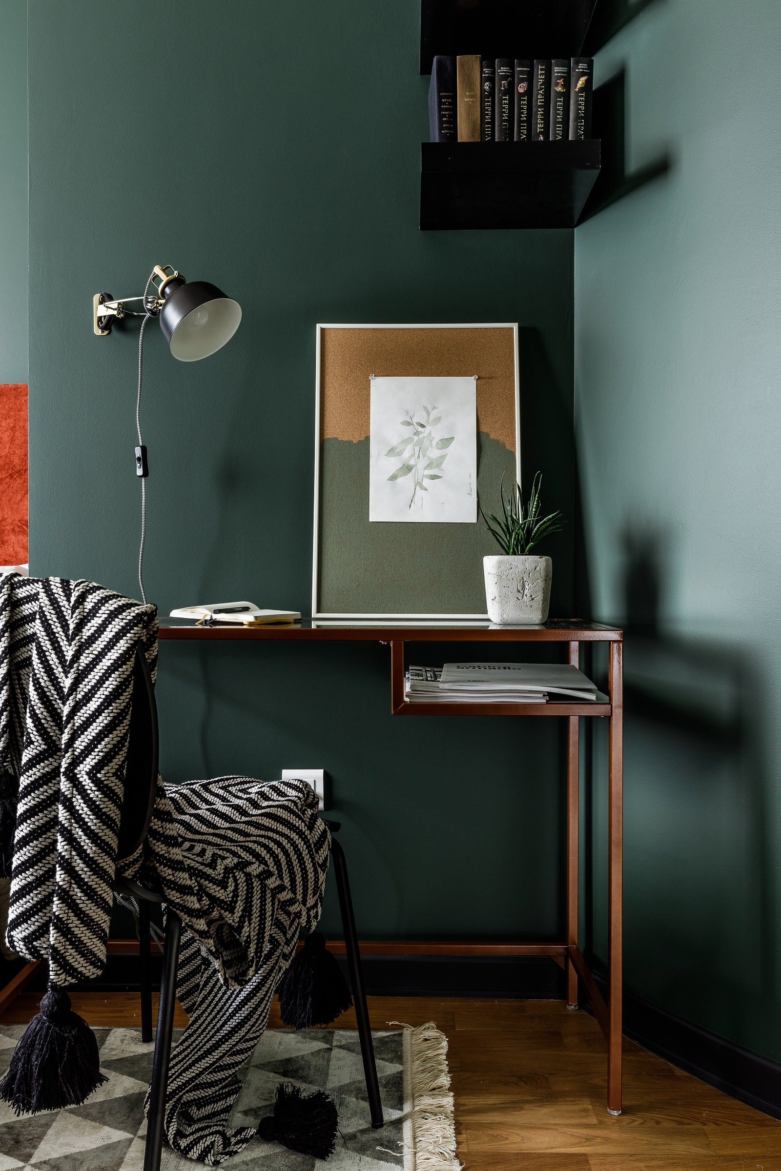 Фрагмент спальни. Стол и стул IKEA. Плед HampM Home ковер Ragolle.