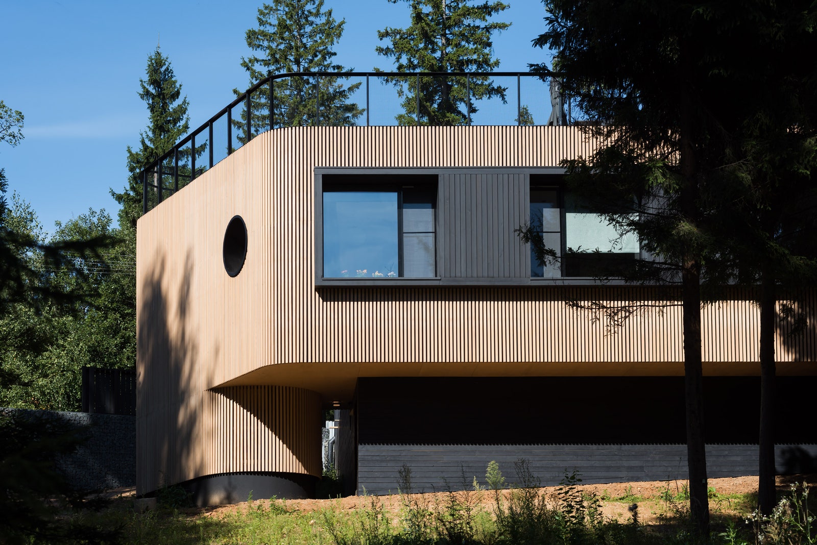 Дом построен по технологии МХМ — из досок сбитых алюминиевыми гвоздями в большие панели.